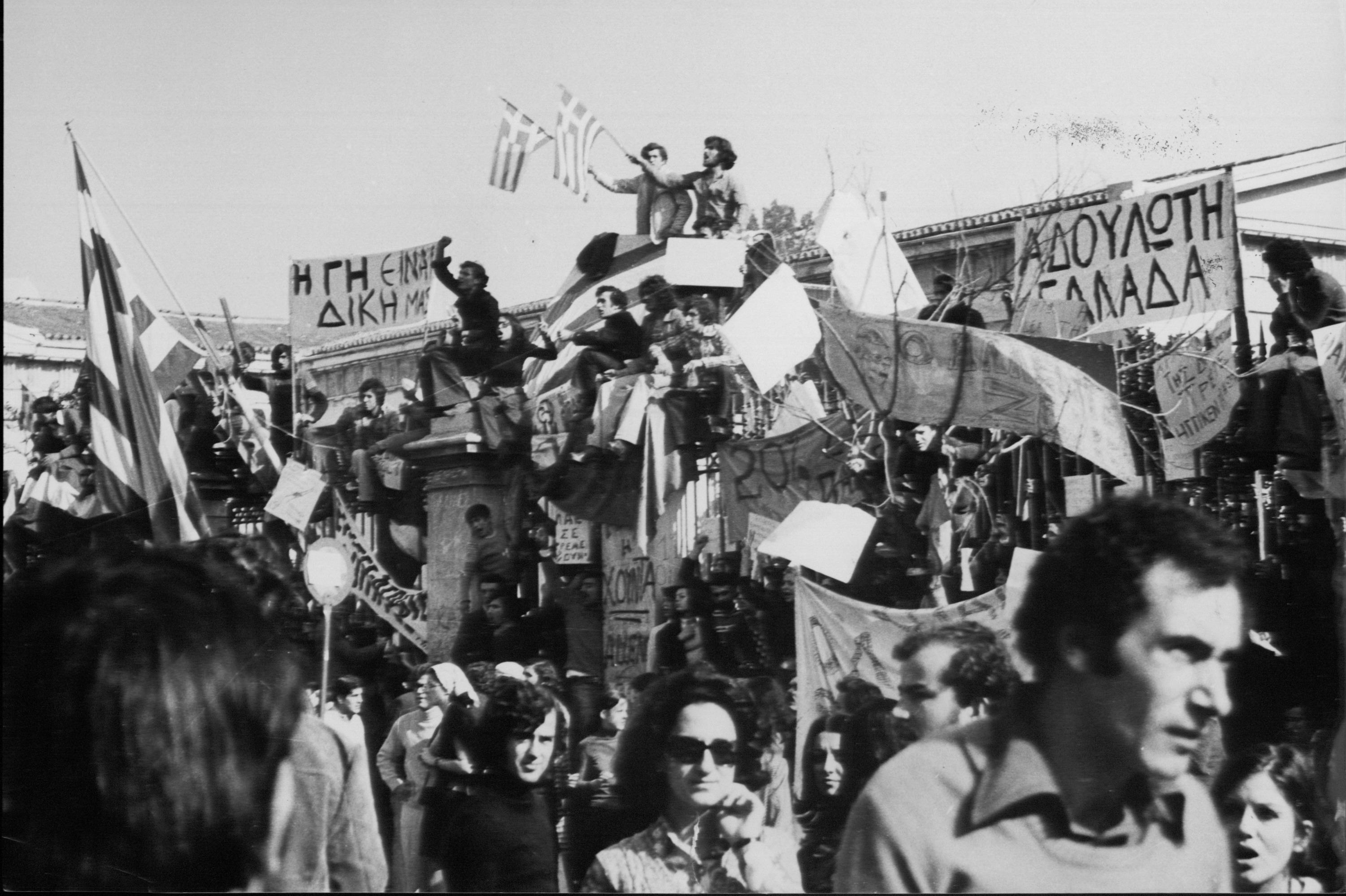 «Μιλήστε τώρα γιατί αν πάτε στη Μπουμπουλίνας δεν σας βλέπω καλά»: Τα ντοκιμαντέρ που κρατάνε την αλήθεια του Πολυτεχνείου ζωντανή