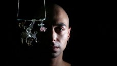 Μέσα στο ναρκοπέδιο, μου είπαν πως θα μάθω να χορεύω: Η σιωπή του βιασμού «σπάει» πάνω στο σανίδι