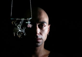 Μέσα στο ναρκοπέδιο, μου είπαν πως θα μάθω να χορεύω: Η σιωπή του βιασμού «σπάει» πάνω στο σανίδι