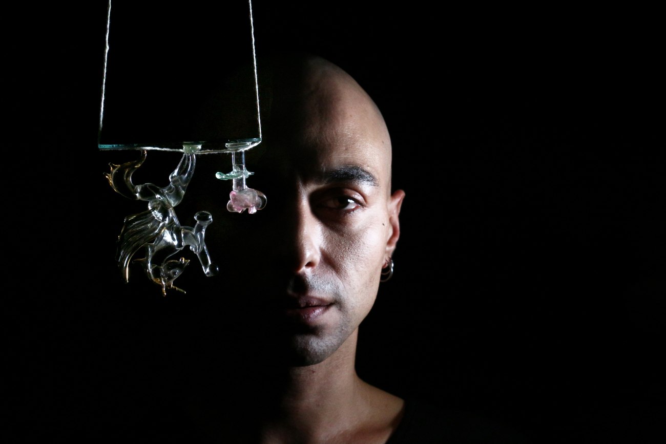 Μέσα στο ναρκοπέδιο, μου είπαν πως θα μάθω να χορεύω: Η σιωπή του βιασμού «σπάει» πάνω στο σανίδι