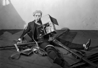 Μπάστερ Κίτον: Ο άνθρωπος που κορόιδευε τον θάνατο — όταν το Jackass δεν ήταν ούτε ιδέα