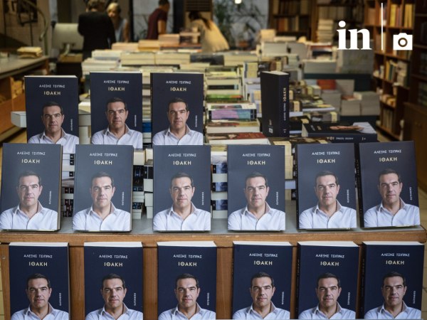 «Θέλω να διαβάσω την αλήθεια του Τσίπρα» – Οι πρώτοι αγοραστές στο βιβλιοπωλείο του Gutenberg