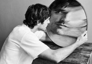 Ο εμβληματικός φωτογράφος Ντουέιν Μίκαλς συνεργάζεται με τον Τζέικομπ Ελόρντι για μια ονειρική καμπάνια μόδας