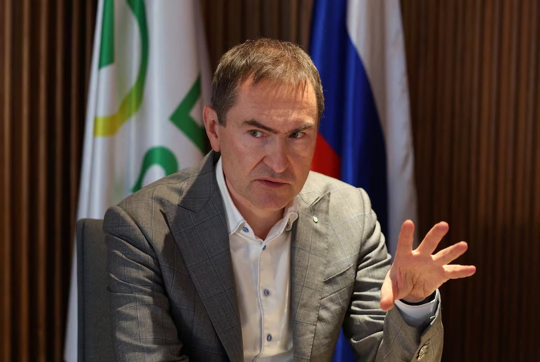 O ναπληρωτής διευθύνων σύμβουλος της Softbank Αλεξάντερ Βεντιάκιν στο γραφείο του στη Μόσχα (Reuters)