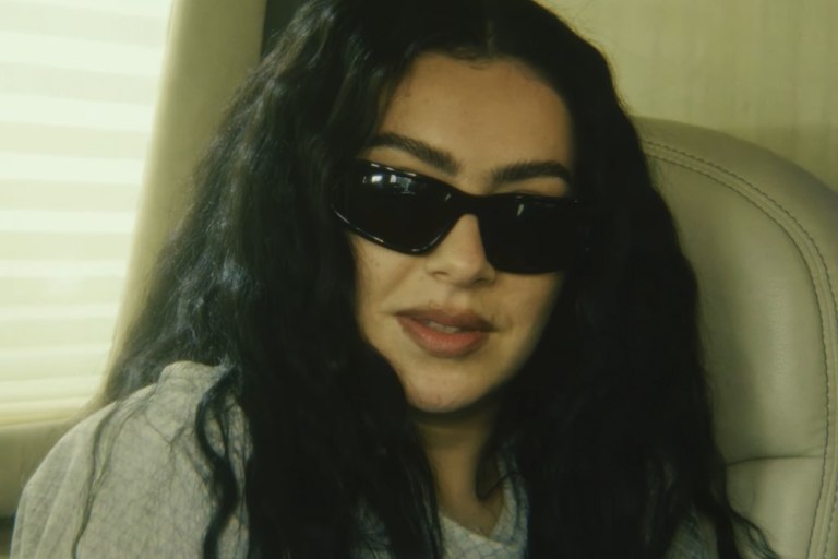 «The Moment»: Η Charli xcx ξεκινά μια brat περιοδεία στην νέα της ταινία – Η επίπονη φήμη και η βάναυση βιομηχανία
