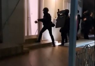 Νέο βίντεο από την επιχείρηση της ΕΛ.ΑΣ. σε σπίτια σπείρας που έβγαλε εκατομμύρια από απάτες