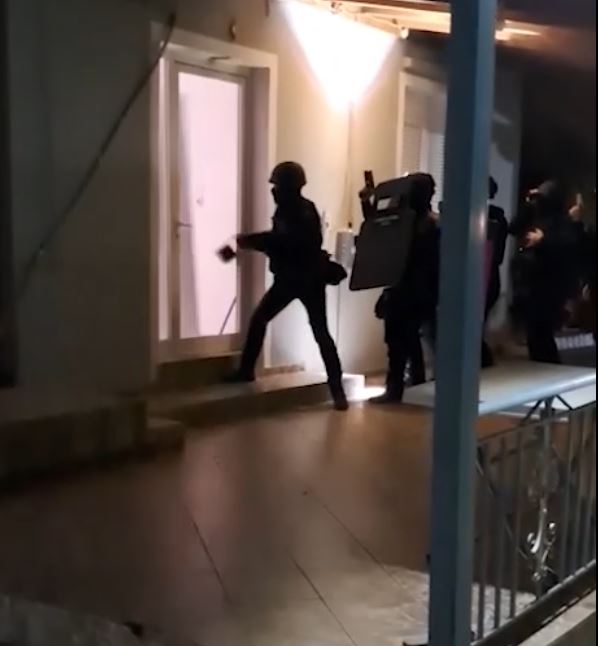 Νέο βίντεο από την επιχείρηση της ΕΛ.ΑΣ. σε σπίτια σπείρας που έβγαλε εκατομμύρια από απάτες