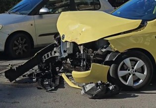 Tροχαίο στην Ευελπίδων – Μετωπική σύγκρουση βαν με ταξί