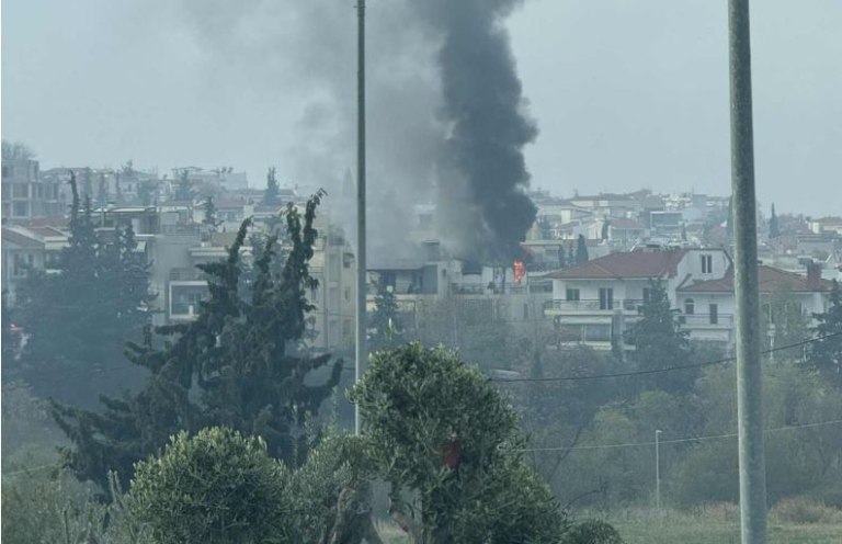 Θεσσαλονίκη: Φωτιά σε διαμέρισμα τρίτου ορόφου στην περιοχή της Πυλαίας