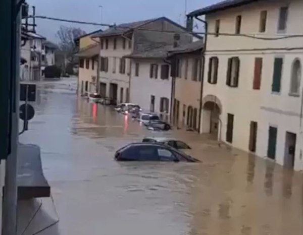 Κακοκαιρία στην Ιταλία: Υπερχείλιση χειμάρρου – Kάτοικοι ανέβηκαν στις στέγες των σπιτιών για να σωθούν