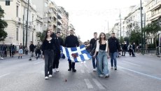 Πολυτεχνείο: Η κόρη της Φώφης Γεννηματά στην κεφαλή της πορείας κρατώντας την αιματοβαμμένη σημαία [φωτογραφίες]