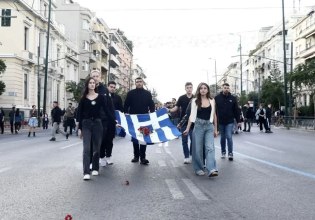 Πολυτεχνείο: Η κόρη της Φώφης Γεννηματά στην κεφαλή της πορείας κρατώντας την αιματοβαμμένη σημαία [φωτογραφίες]