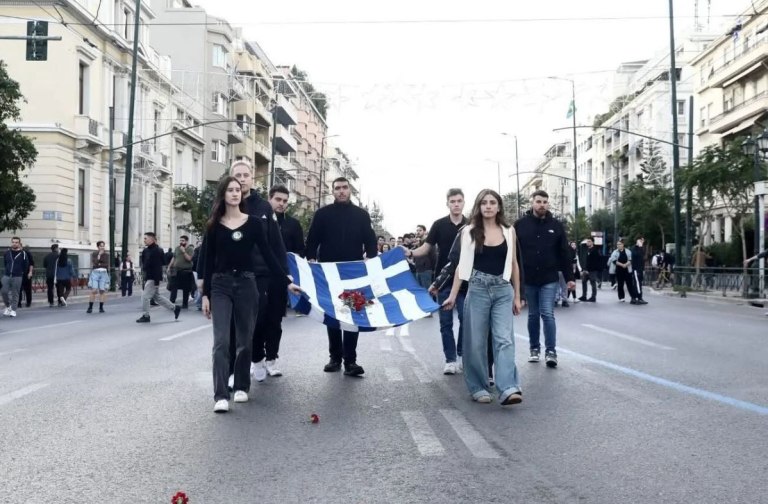 Πολυτεχνείο: Η κόρη της Φώφης Γεννηματά στην κεφαλή της πορείας κρατώντας την αιματοβαμμένη σημαία [φωτογραφίες]
