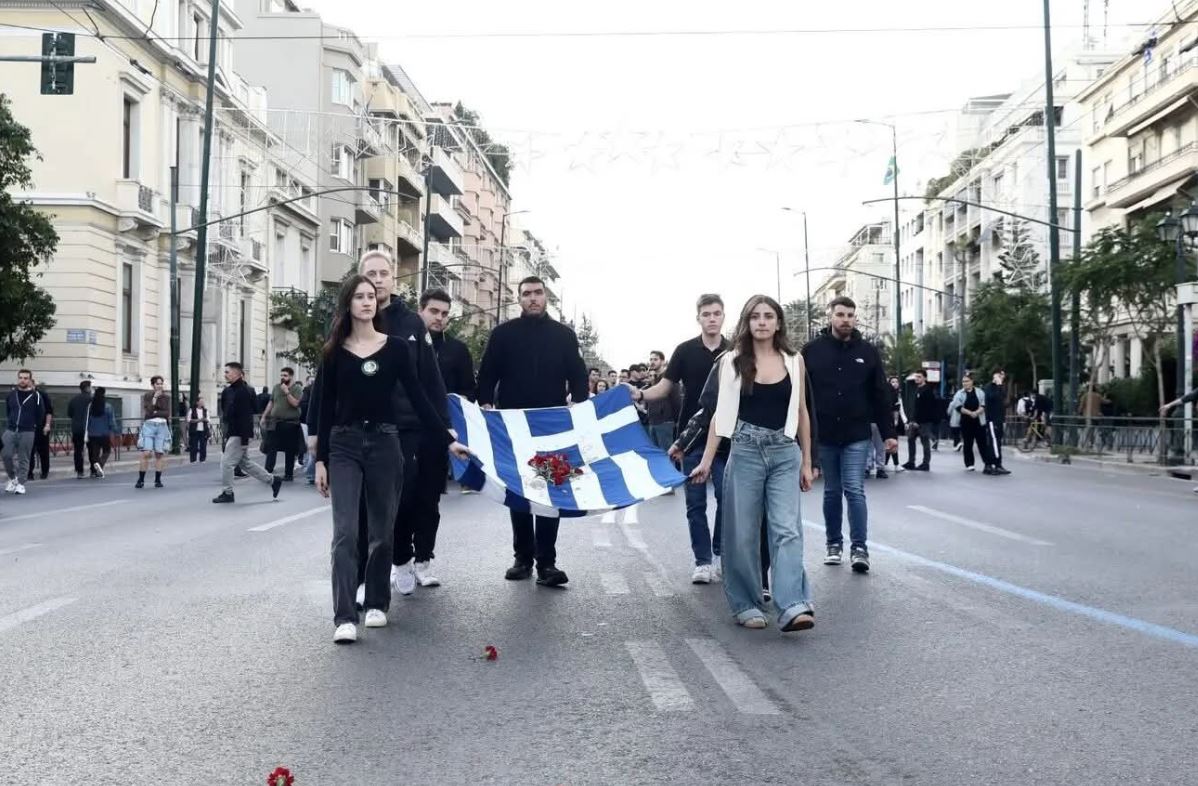 Πολυτεχνείο: Η κόρη της Φώφης Γεννηματά στην κεφαλή της πορείας κρατώντας την αιματοβαμμένη σημαία [φωτογραφίες]