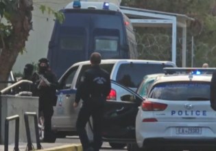 Δολοφονία τοπογράφου στο Ψυχικό: Υπό δρακόντεια μέτρα η δίκη – Η στιγμή της μεταγωγής των δύο κατηγορούμενων