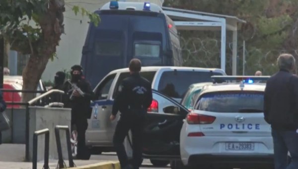Δολοφονία τοπογράφου στο Ψυχικό: Υπό δρακόντεια μέτρα η δίκη – Η στιγμή της μεταγωγής των δύο κατηγορούμενων