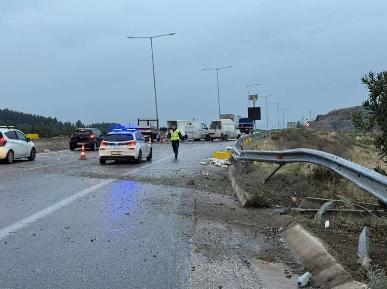 Θεσσαλονίκη: Σύγκρουση τριών οχημάτων στον περιφερειακό – Γέμισε ο δρόμος ψωμιά