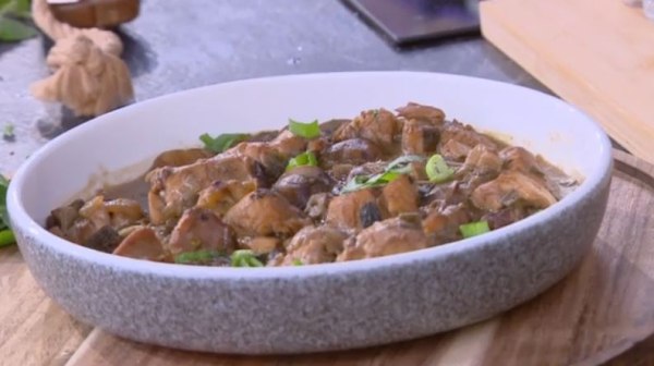 Συνταγή: Κοτόπουλο με κάστανα και μανιτάρια