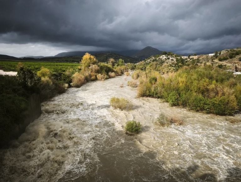 Ήπειρος: Σφοδρές βροχοπτώσεις στα Ιωάννινα – Μήνυμα από το 112