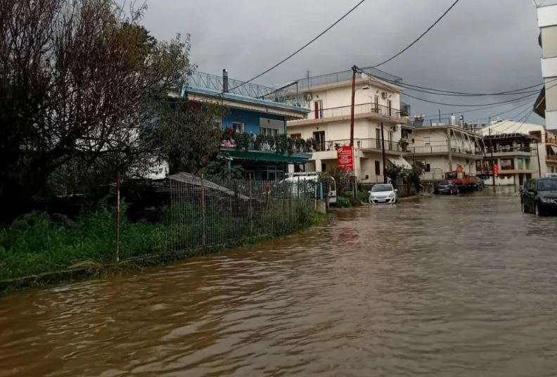 Η κακοκαιρία σάρωσε τη δυτική Ελλάδα – Εγκλωβισμένοι 20 κάτοικοι στους Μελισσουργούς Άρτας