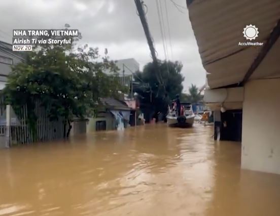 Βιετνάμ: Τουλάχιστον 90 νεκροί από τις πλημμύρες