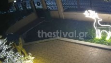 Θεσσαλονίκη: Κλέφτης αρπάζει χριστουγεννιάτικα στολίδια από αυλές σπιτιών – Δείτε βίντεο