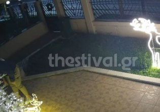 Θεσσαλονίκη: Κλέφτης αρπάζει χριστουγεννιάτικα στολίδια από αυλές σπιτιών – Δείτε βίντεο