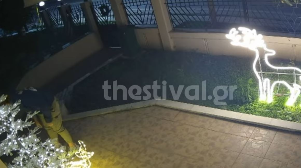 Θεσσαλονίκη: Κλέφτης αρπάζει χριστουγεννιάτικα στολίδια από αυλές σπιτιών – Δείτε βίντεο