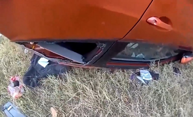 Τέξας: Συγκλονιστικό βίντεο – Αστυνομικοί απεγκλώβισαν βρέφος από αυτοκίνητο που ανετράπη