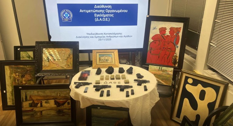Δύο συλλήψεις στην Αττική για διακίνηση πλαστών έργων τέχνης – Κατασχέθηκαν 480 πίνακες, βρέθηκαν όπλα