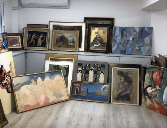 Δύο συλλήψεις στην Αττική για διακίνηση πλαστών έργων τέχνης – Κατασχέθηκαν 480 πίνακες, βρέθηκαν όπλα