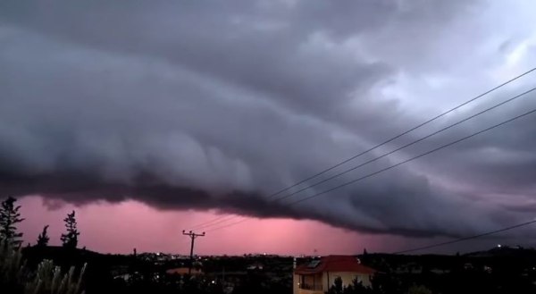 Κακοκαιρία Adel: Βίντεο με το εντυπωσιακό «shelf cloud» που σκέπασε τον ουρανό στην Αττική