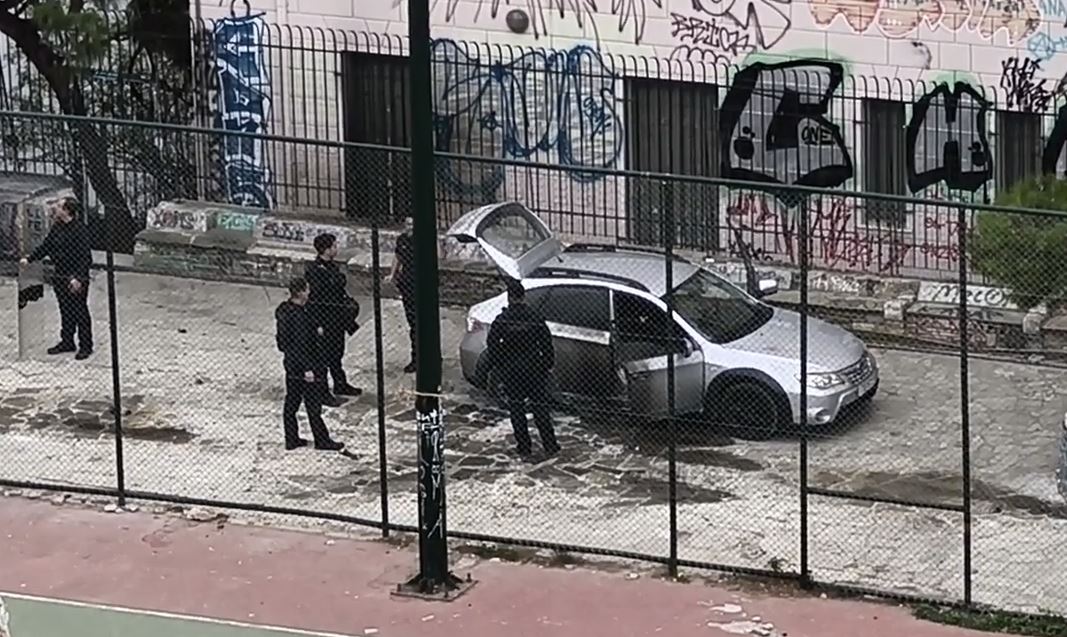 Εξάρχεια: Επίθεση με μολότοφ σε ομάδα της ΟΠΚΕ στο λόφο Στρέφη –  Τραυματίστηκε ένας αστυνομικός