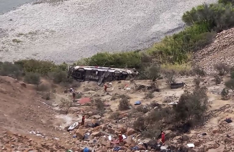 Περού: Τουλάχιστον 37 νεκροί από τροχαίο δυστύχημα με λεωφορείο