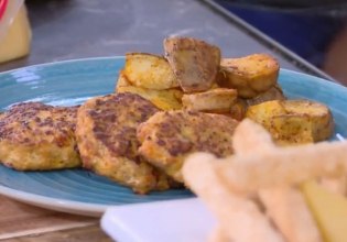 Συνταγή: Μπιφτέκια κοτόπουλου γεμιστά με τυρί και ψητές γλυκοπατάτες