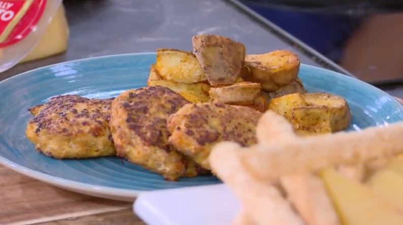 Συνταγή: Μπιφτέκια κοτόπουλου γεμιστά με τυρί και ψητές γλυκοπατάτες