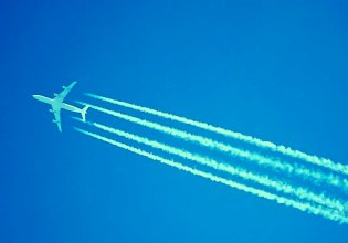 «Μας ψεκάζουν» – Γιατί η θεωρία συνωμοσίας για τα χημικά ίχνη επιμένει και εξαπλώνεται