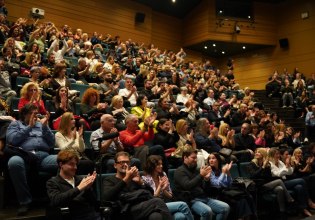 «Λουλούδια Τσακισμένα»: Μια παράσταση για την κακοποίηση που συγκίνησε το κοινό στο ΙΜΚ