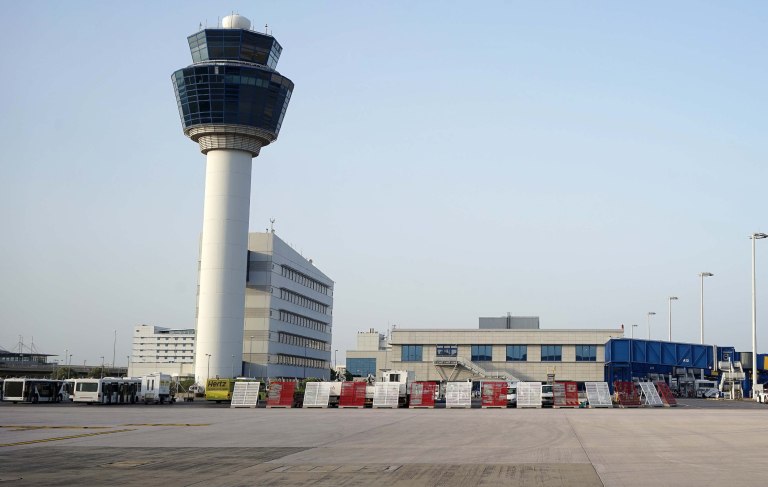 εικόνα που δείχνει τον πύργο ελέγχου στο διεθνές αεροδρόμιο «Ελ. Βενιζέλος»