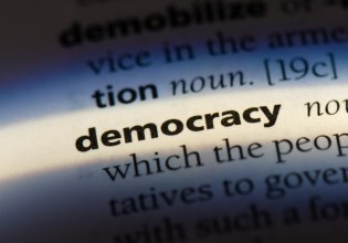Δημοσκόπηση για τη Δημοκρατία: Δυσαρεστημένοι οι πολίτες στη Δύση από τη λειτουργία του συστήματος