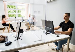 Υβριδική εργασία: Παραμένει μια «καυτή πατάτα» για εργοδότες και εργαζόμενους