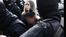 Σαλαμίνα: Στα δικαστήρια Πειραιά η 46χρονη που σκότωσε την πεθερά της