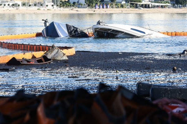 Μαρίνα Ζέας: Πώς ξεκίνησε η φωτιά – Πάνω από 5 ώρες η επιχείρηση κατάσβεσης