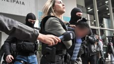 Σαλαμίνα: Προθεσμία για να απολογηθεί πήρε η 46χρονη που σκότωσε την πεθερά της