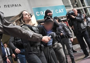 Σαλαμίνα: «Είχε νοσηλευτεί στο παρελθόν» – Τι λένε οι δικηγόροι της 46χρονης που σκότωσε την πεθερά της