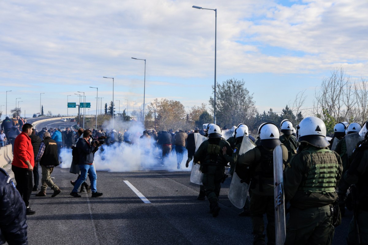 ΣΥΡΙΖΑ: Δέρνουν αγρότες για να παρεμποδίσουν τις κινητοποιήσεις τους