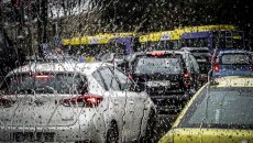 Κίνηση στους δρόμους: «Κόκκινος» ο χάρτης στην Αττική – Επιδεινώνει την κατάσταση η βροχή