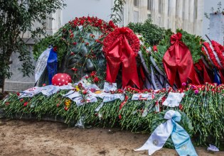 Πολυτεχνείο: Λουλούδια και στεφάνια στο μνημείο – Το απόγευμα η μεγάλη πορεία