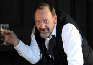 Ο Κέβιν Σπέισι αποκαλύπτει ότι είναι άστεγος και «ζει σε ξενοδοχεία» 7 χρόνια μετά το σκάνδαλο σεξουαλικής κακοποίησης