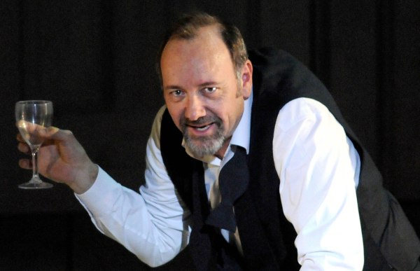 Ο Κέβιν Σπέισι αποκαλύπτει ότι είναι άστεγος και «ζει σε ξενοδοχεία» 7 χρόνια μετά το σκάνδαλο σεξουαλικής κακοποίησης